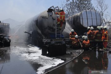 Lima truk tangki terbakar di kawasan Dumar Industri Surabaya