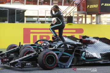 Hamilton juarai GP Tuscan yang kacau balau