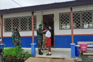 Prajurit TNI penjaga perbatasan edukasi protokol kesehatan pelajar SD