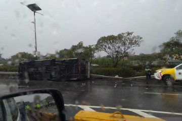 Bus terpelanting menabrak dua minibus di KM1 Tol Jagorawi