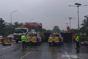 Kecelakaan di KM3 Tol Jagorawi akibat bus Kemenhan tabrak pembatas