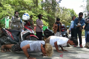 Warga yang tidak bermasker kena sanksi "push up" 20 kali di Kendari