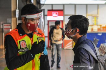 Larangan penggunaan masker jenis scuba dan buff di stasiun Bekasi