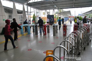 Stasiun Bogor telihat lengang di hari pertama PSBB total Jakarta