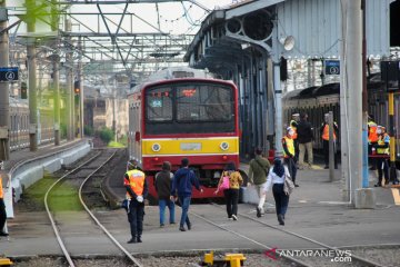 Kemarin, sinyal pemulihan ekonomi hingga jam operasional KRL berubah