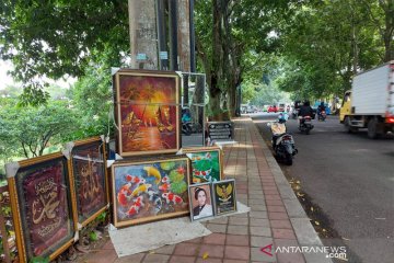 Pedagang lukisan jajakan dagangannya di Bogor Barat