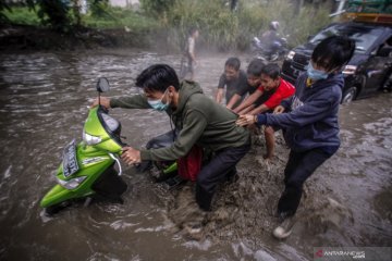 Jalan raya Bojong Gede - Citayam terendam banjir