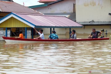 Pemprov Kalbar bantu 15 ton beras untuk korban banjir Kapuas Hulu