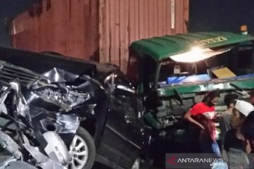 Kecelakaan beruntun libatkan truk trailer dan minibus di Jakarta Utara