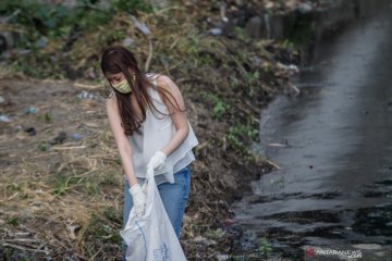 Pelanggar protokol kesehatan di Solo dihukum bersihkan sungai