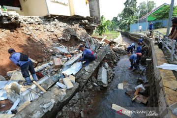 Sudin SDA Jaksel lakukan pembersihan puing longsor di Jagakarsa