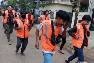 Satpol PP Tangerang segel arena futsal yang melanggar aturan PPKM