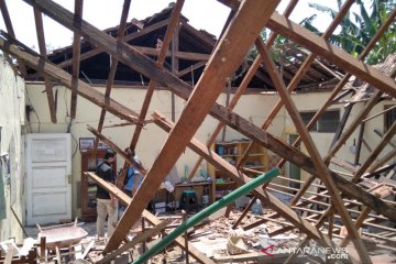 Atap bangunan SD Negeri di Kecamatan Jati Kudus ambruk