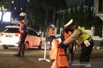 Polisi tutup lima ruas jalan di Bandung cegah penyebaran COVID-19