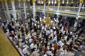 Shalat jumat saat penerapan psbb di ibu kota Jakarta