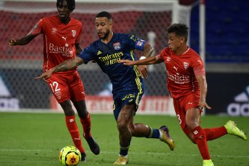 Lyon harus puas berbagi angka dengan Nimes