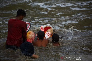 Melarung patung Vishwakarma, dewa pengrajin dan arsitektur