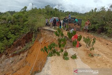 Jalan hampir putus di Aceh Singkil dampak longsor akibat hujan deras