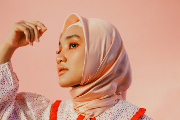 Fatin rilis video musik "Pelangi dan Hujan" dengan nuansa serba pink