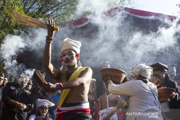 Tradisi Ngaruat getih Karawang