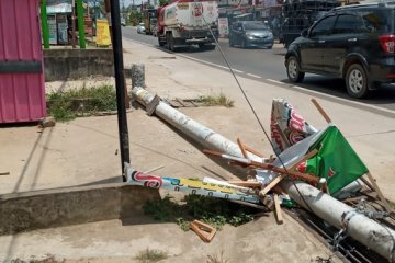 Alat berat diangkut truk nyangkut kabel listrik hingga tiangnya roboh