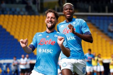 Napoli menggila, pesta enam gol tanpa balas ke gawang Genoa
