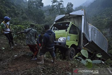 Kecelakaan truk boks masuk jurang