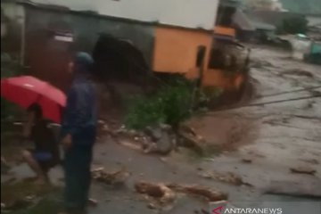 Rumah dan kantor di Cidahu Sukabumi rusak disapu banjir bandang