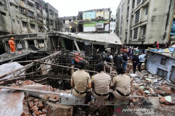 Korban tewas bangunan ambruk di India jadi 35 orang