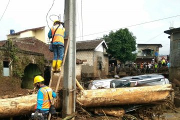 Pascabanjir bandang, PLN nyalakan seluruh gardu di Cicurug Sukabumi
