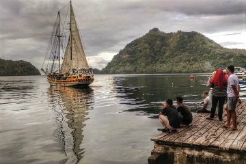 Kapal Arka Kinari bertolak dari Banda menuju Pulau Selayar