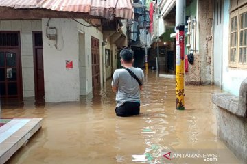 Hujan deras sebabkan sejumlah lokasi di Jaktim tergenang