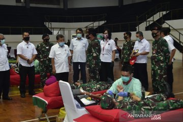 Sambut HUT Ke-75, TNI bagikan ribuan paket sembako