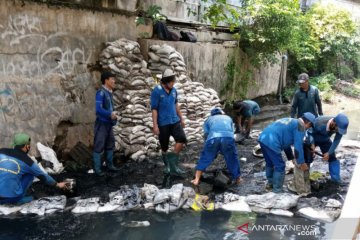 Hampir 1.000 petugas SDA Jakpus bersihkan saluran air