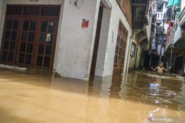 Sungai Ciliwung meluap, beberapa wilayah di Jakarta terendam banjir
