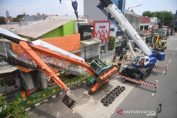 Ekskavator terguling menimpa JPO Kampung Melayu