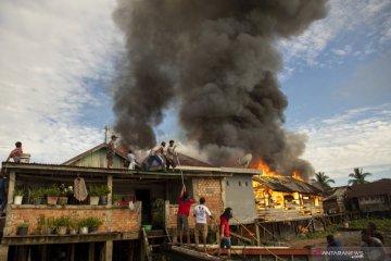 Kebakaran permukiman padat penduduk di Palembang