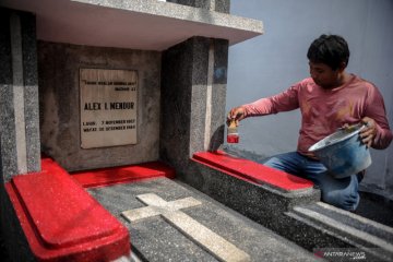 Perawatan makam Alex Mendur