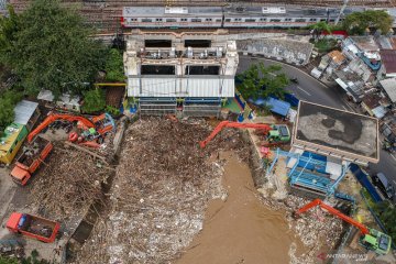 Sampah menumpuk di pintu air Manggarai