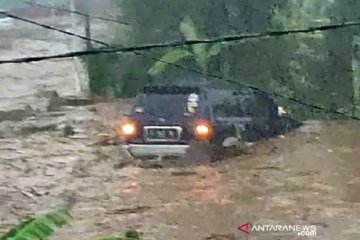BPBD Kabupaten Sukabumi cari tiga orang hanyut dalam banjir Sukabumi