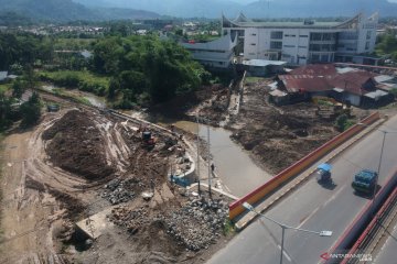 Proyek pengendali banjir di Padang