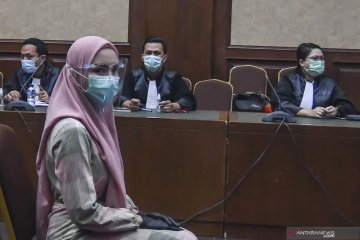 Jaksa Pinangki hadiri sidang dengan gamis dan kerudung merah muda