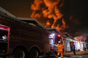 Tiga gudang terbakar di Surabaya