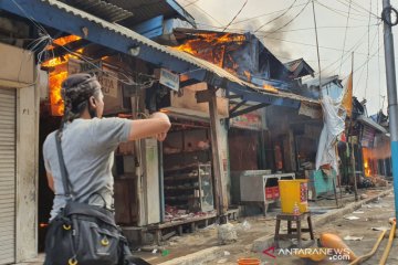 Damkar terjunkan 20 unit mobil padamkan Pasar Cempaka Putih