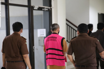 DJP Jatim I serahkan tersangka pemalsu faktur pajak ke Kejari Surabaya