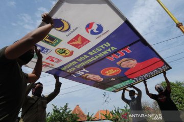 Penertiban alat peraga kampanye pilkada di Klaten