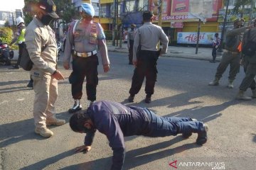 Karawang berlakukan jam malam untuk tekan penyebaran COVID-19