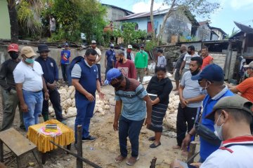 Bupati Tanimbar bedah rumah warga miskin di Saumlaki