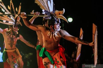 Pagelaran tari dan teater kolosal Dayak Kalteng