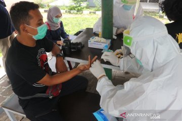 Interaksi dengan Ketua DPRD Bogor, wartawan jalani tes COVID-19 massal